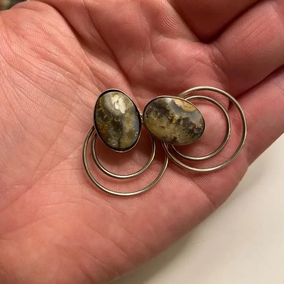 Elegant Brown Earrings with Circular Hoops and Oval Stones - Picture 5 of 6